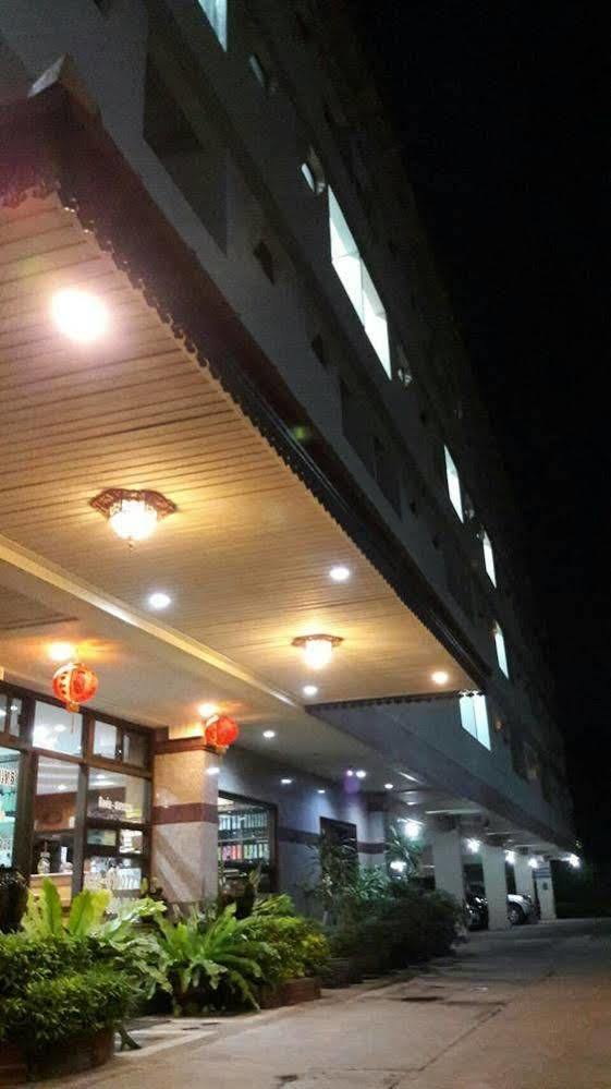 Veerasuda Condotel Ratchaburi Екстер'єр фото